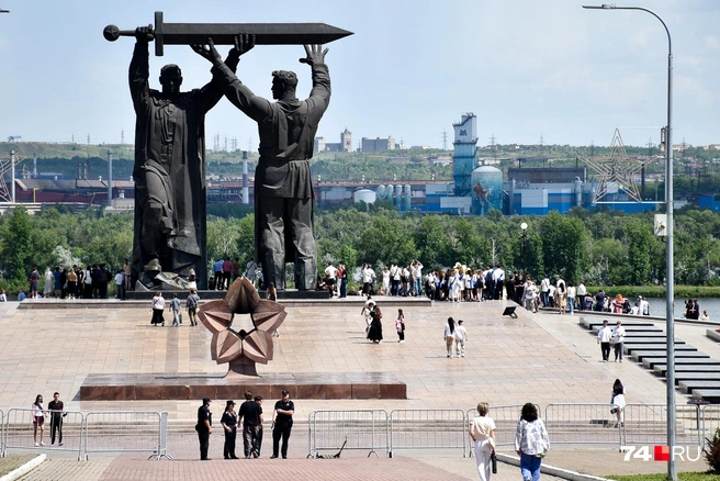 Эпичный монумент «Тыл — фронту», возле которого в день репортажа был последний звонок для магнитогорских школьников. Красиво, кстати | Источник: Артем Краснов