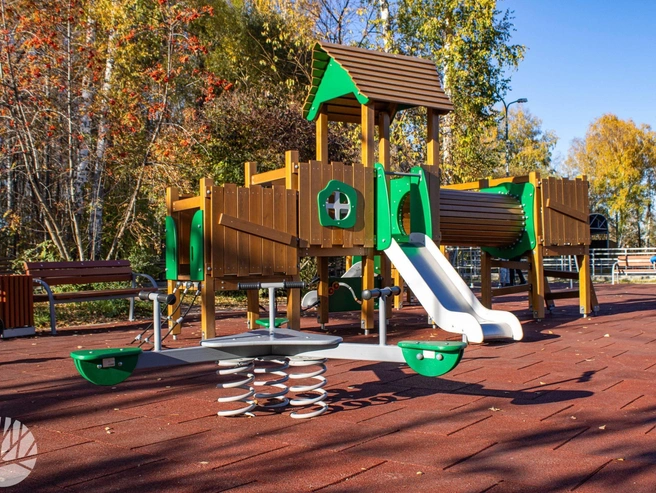 Детская площадка соответствует всем нормам безопасности, подчеркивает мэр. | Источник: Максим Кудрявцев / Telegram