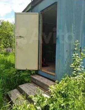 Жилой вагончик сделан из металла | Источник: avito.ru