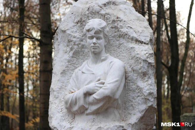 Могила поэта Сергея Есенина усеяна цветами | Источник: Татьяна Спиридонова / MSK1.RU