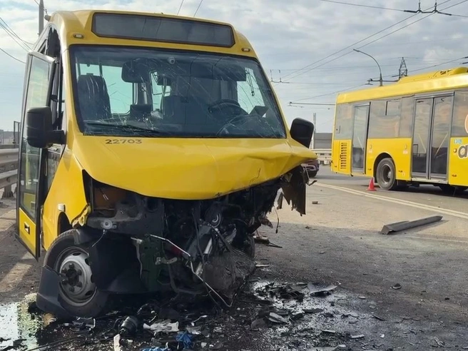 Удар пришелся в переднюю часть автобуса | Источник: Госавтоинспекция Ярославской области / Max.ru