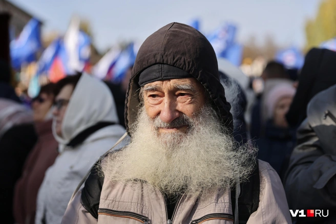 На лице пожилого мужчины воцарилась умиротворенная улыбка | Источник: Алексей Волхонский / V1.RU