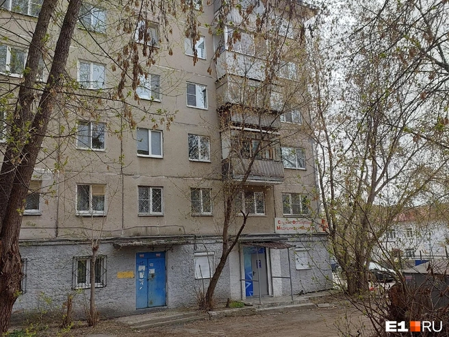 На фото — те самые балконы, остекление которых, по словам жильцов, хотят снести | Источник: читательница E1.RU