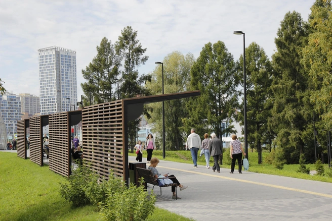 Аллея в парке «Арена» с навесами от солнца | Источник: Стас Соколов / NGS.RU