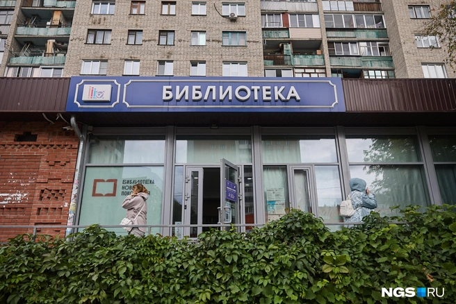 Перед зданием есть небольшая живая изгородь | Источник: Александр Ощепков / NGS.RU