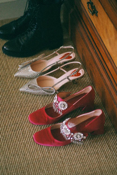 Маникюр с инициалами и платье Вивьен Вествуд: Эмбер Андерсон и Коннор Суинделлс сыграли одну из самых красивых свадеб этого года