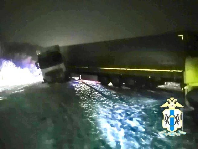 Фура перекрыла трассу после ДТП | Источник: ГУ МВД по Новосибирской области