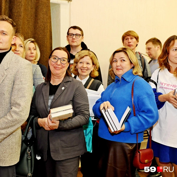 После встречи все желающие смогли подписать книги у автора | Источник: Ирина Тропина / 59.RU