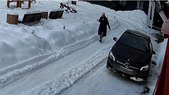 Автор пишет, что снимок сделан на Олимпийской, 9б&nbsp;— это поселок Западный, «Вишневая горка». Mercedes перекрыл дорогу и пешеходам, и другим машинам. Кстати, что дороже: такая машина или квартира в «Вишневой горке»? | Источник: читатель 74.RU