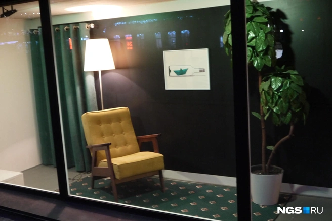 Витрина рюмочной «Весна» | Источник: Стас Соколов / NGS.RU