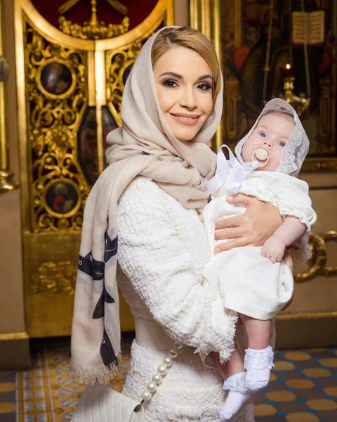 Ольга Орлова покрестила дочь и впервые показала ее лицо: крестной мамой стала Ксения Бородина