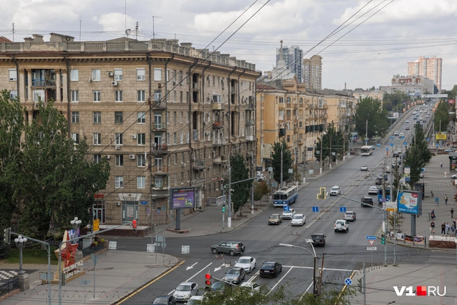 Широкие улицы и ровные дороги производят неизгладимое впечатление на туристов и еще большее — на коренных волгоградцев | Источник: Алексей Волхонский / V1.RU