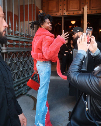 Веселый чупа-чупс: Lil Nas X в эпатажном образе с меховыми джинсами и красными тапочками на Неделе моды в Нью-Йорке