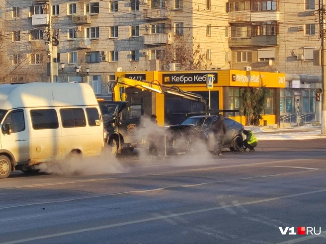 BMW уже эвакуировали с места | Источник: Денис Паустовский / V1.RU