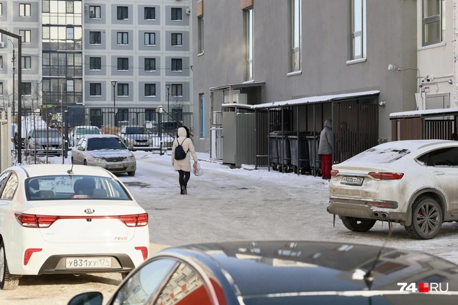 Даже пешеходам среди этой автомобильной неразберихи неуютно | Источник: Наталья Лапцевич