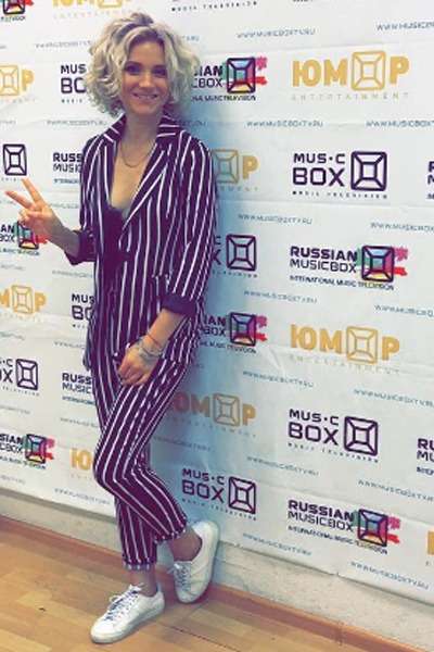 Ирина Тонева носит костюм с удобными кроссовками | Источник: «Инстаграм» (запрещенная в России экстремистская организация)
