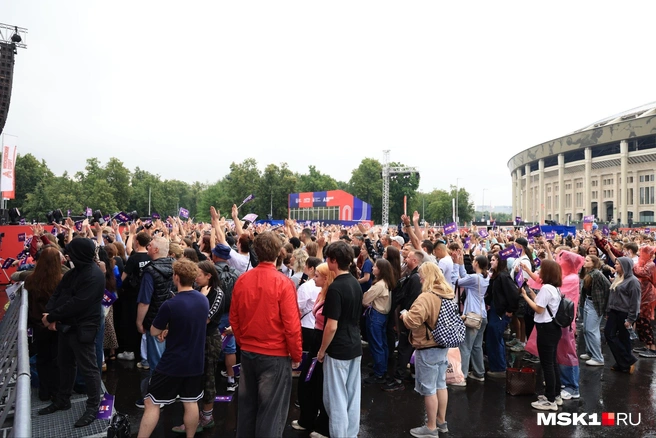 Сотни человек собрались сегодня в «Лужниках» | Источник: Татьяна Спиридонова / MSK1.RU