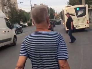 В Волгограде пассажир наказал извращенца, который самоудовлетворял себя при ребенке, — видео 