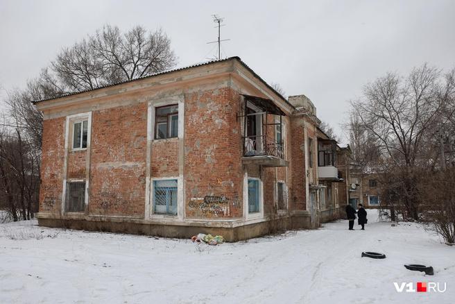 В Волгограде женщина с ребенком-инвалидом замерзает в аварийном многоквартирном доме 