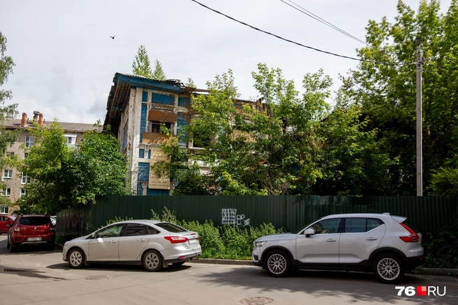 Деревянное здание в стиле модерн скрыто от глаз туристов. Постройка оказалась во дворе жилых многоэтажек | Источник: Кирилл Поверинов / 76.RU
