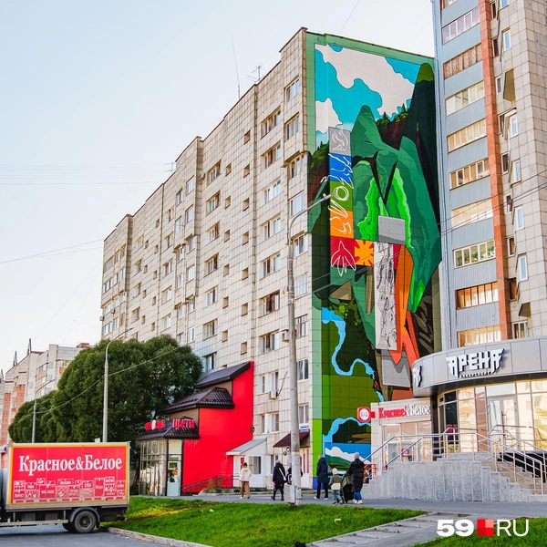 Мурал изображает природу Прикамья в цветах малахита | Источник: Тимофей Калмаков / 59.RU