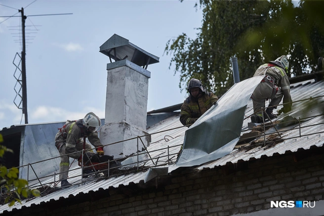 Спасателям пришлось снимать часть крыши. Ее взрыв не повредил, но квартиры на втором и первом этажах и подъезд «хлопок газовоздушной смеси» изрядно покорежил | Источник: Александр Ощепков / NGS.ru
