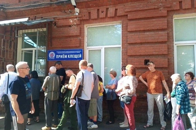 Очередь у больницы в Ярославле