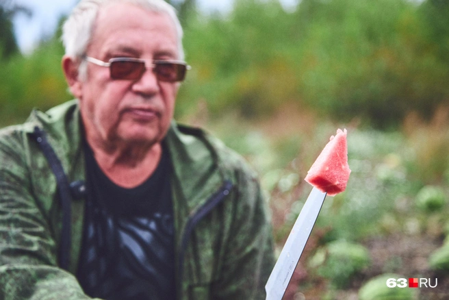 Мякоть у «Продюсера» очень бархатистая, сочная и сладкая. Семечки в нем есть, но их не очень много | Источник: Роман Данилкин / 63.RU