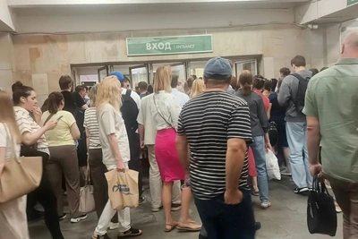 Толпы в метро Екатеринбурга: досмотр задерживает пассажиров