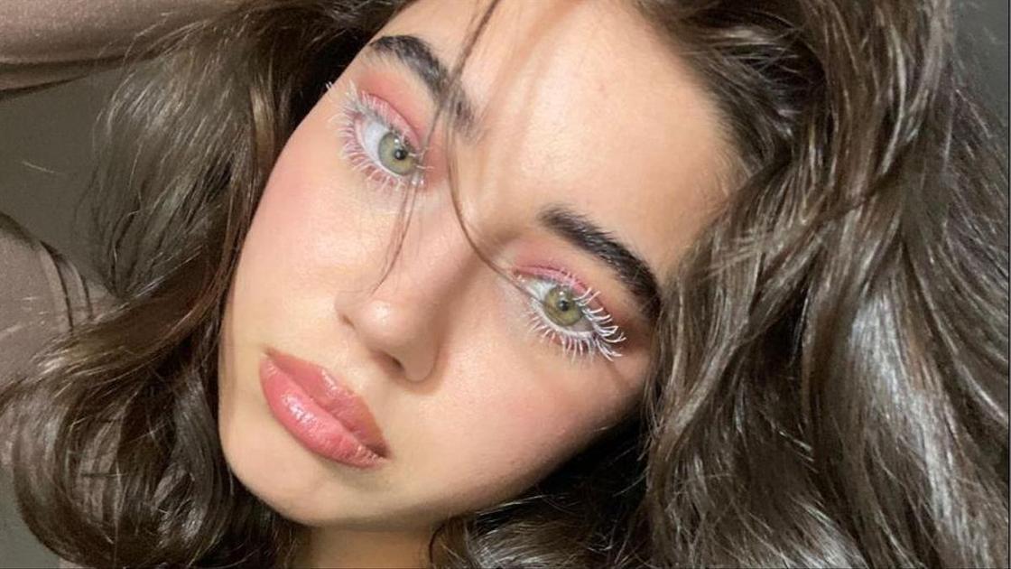 Белый макияж глаз&nbsp;&mdash; футуристичный тренд в цвете 2026 года