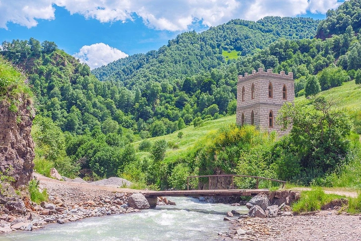 Долина нарзанов. У впадения р. Хасаут в р. Малка, Зольский район, Кабардино-Балкария | Источник: NiaPol, CC BY-SA 4.0, через Викисклад