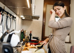 Знают все хозяйки: 6 проверенных способов, как не плакать, когда режешь лук