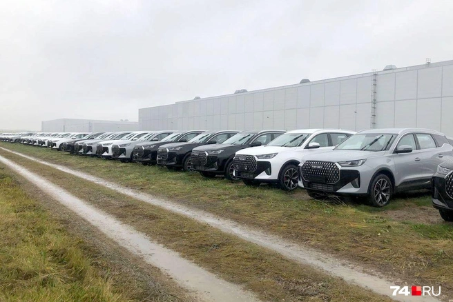 Машинами заставлены площадки вокруг завода | Источник: Артем Краснов