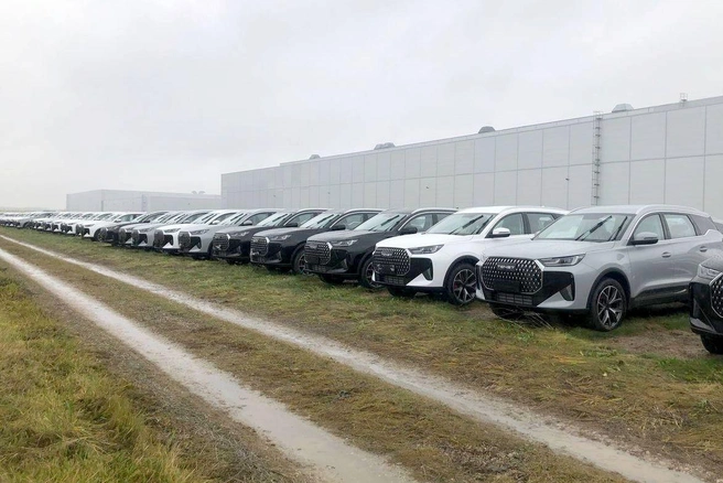 До 2022 года эти парковки на окраине Калуги были забиты автомобилями Volkswagen и Skoda (Rapid, Polo, Tiguan). А сегодня стало известно, что на автозаводе Tenet произошел пожар: по предварительной информации, загорелся облицовочный пенопласт | Источник: Артем Краснов