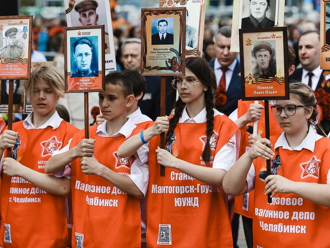 Посетители несли портреты ветеранов | Источник: Наталья Лапцевич