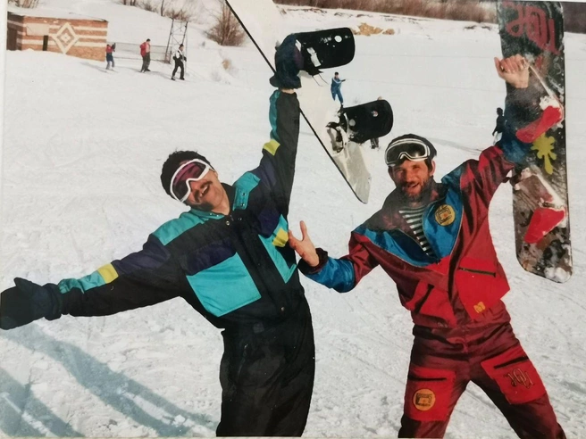 Валентин с товарищами осваивали технику катания на сноуборде, которую придумали сами | Источник: предоставлено Валентином Зюком