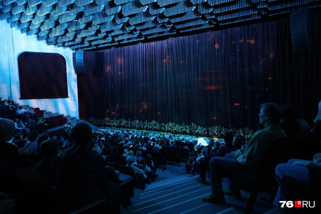 Вот-вот начнется первый после ремонта спектакль. Зрители замерли в ожидании