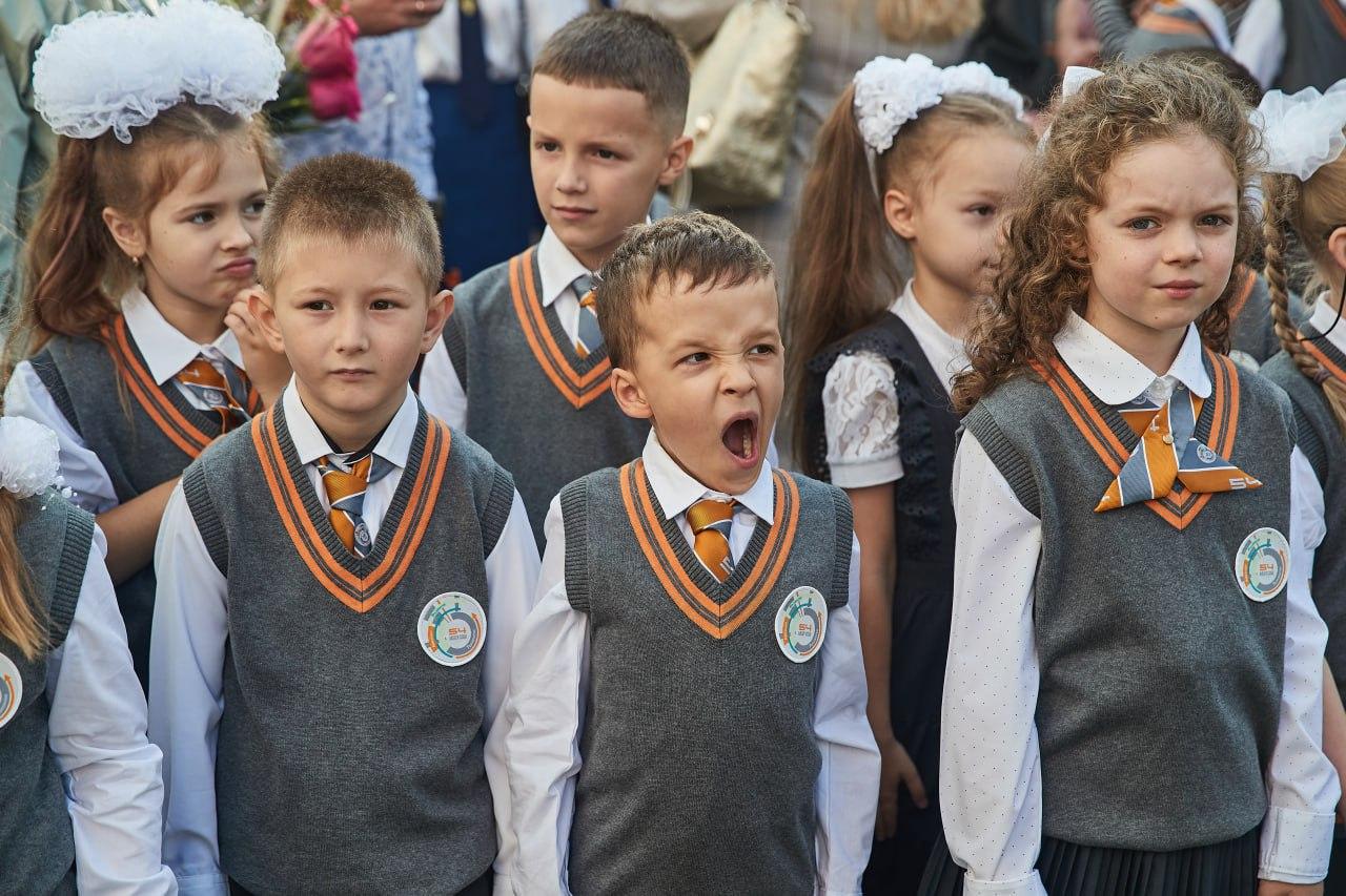 Лица школьников на линейках 1 Сентября: фотоподборка из школ в День знаний  - 1 сентября 2023 - МСК1.ру