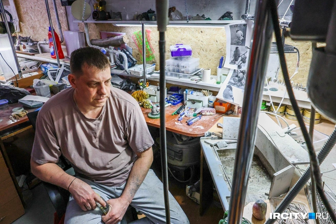 Алексей говорит, что мечтает о мастерской побольше, с отдельной галереей, а еще&nbsp;— о профессиональном оборудовании, чтобы работать было проще | Источник: Ксения Филимонова / «ИрСити»