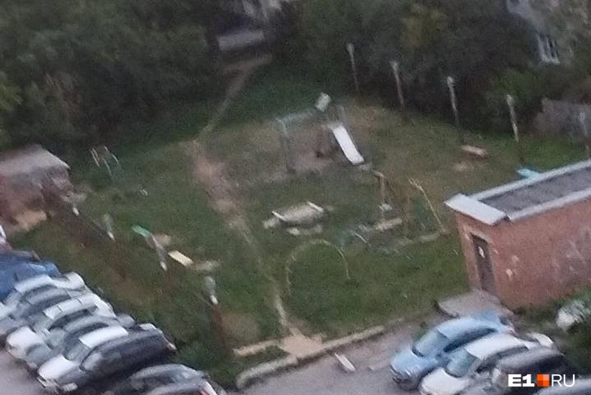 Несмотря на качество фотографии, можно понять, что площадка на Краснофлотцев, 15 так себе | Источник: Наталья, читательница E1.RU