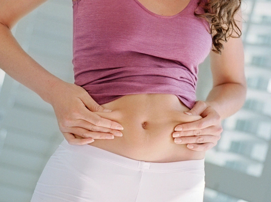 О каких проблемах говорит выпирающий живот, и как его убрать | marieclaire.ru