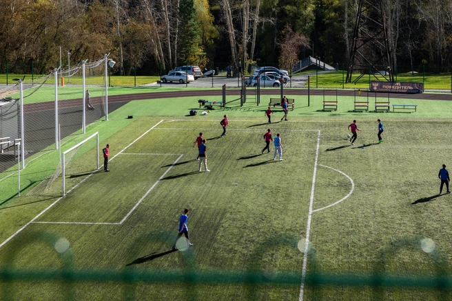 Спортивный кластер с футбольным полем, превращающимся зимой в каток | Источник: АО «Трансервис»
