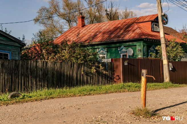 Посреди дороги стоит неработающая колонка | Источник: Кирилл Поверинов / 76.RU