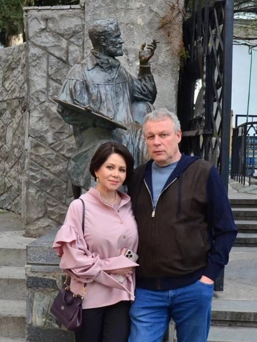 С женой Викторией в Гурзуфе, где пара основала музей художника Константина Коровина | Источник: Сергей Жигунов. Птицы, звери и другие родственники / Telegram