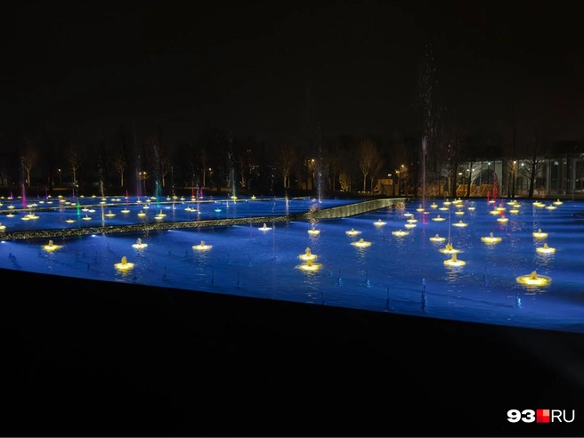 В воде установлено много маленьких фонтанчиков | Источник: предоставлено 93.RU