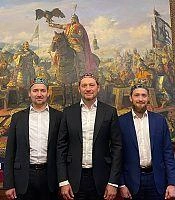 Гости Духовного управления мусульман фотографировались на фоне спорной картины | Источник: islamdumso.ru