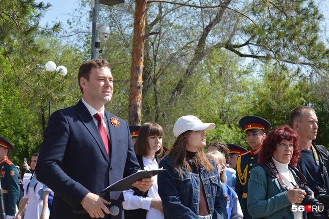 Мероприятие вел Максим Меденюк — артист Оренбургского драматического театра им. Горького | Источник: Анастасия Баринова / 56.RU