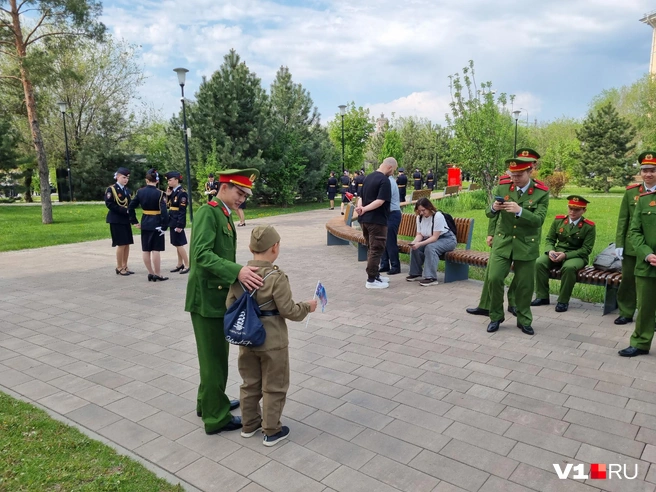 Группа товарищей из Вьетнама фотографируется на память с русскими детьми. И наоборот | Источник: Константин Завриков / V1.RU
