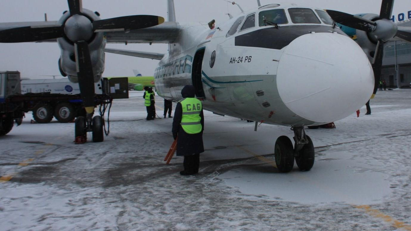 У самолета UTair при посадке отказал двигатель. Он летел из Тюмени — видео