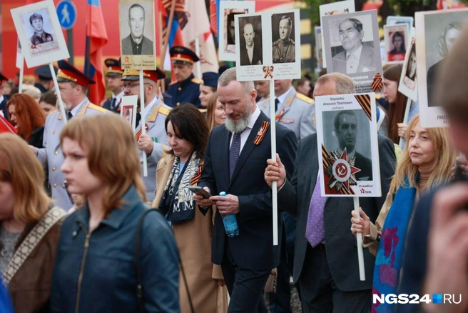 Вице-губернатор Сергей Пономаренко, кажется, прошелся без портрета родственников | Источник: Мария Ленц / NGS24.RU